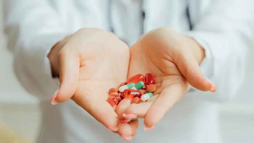 Ciprofloxacin and levofloxacin antibiotics with icons showing common side effects.