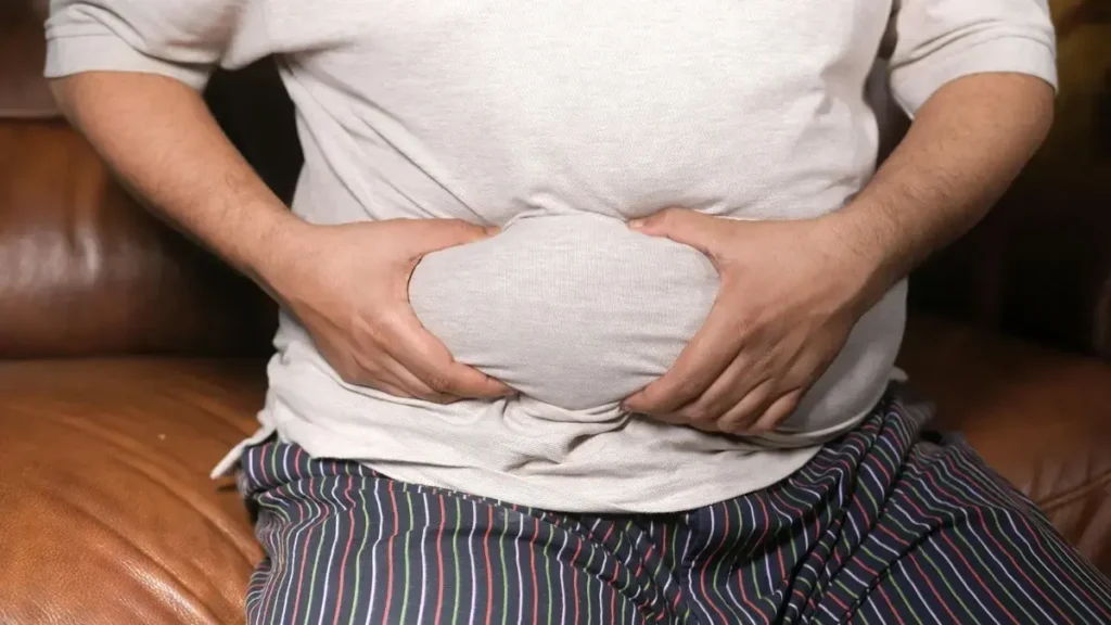 Illustration of a liver and a syringe, showing a new drug for fatty‑liver disease.