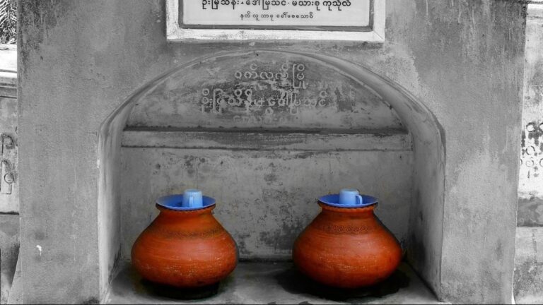 Clay pot (matka) filled with water, placed under sunlight — suggesting natural earthen‑pot water.