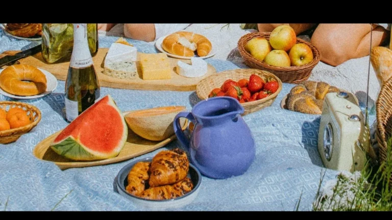 Plate of high‑fiber foods vegetables, whole grains and legumes — next to a clock and a diabetes symbol.