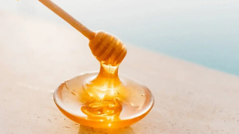 honey in a jar with honey dipper for health benefits