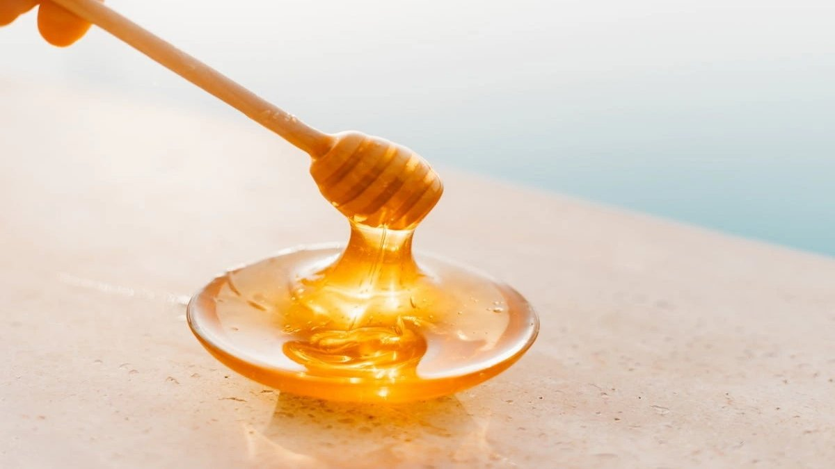 honey in a jar with honey dipper for health benefits