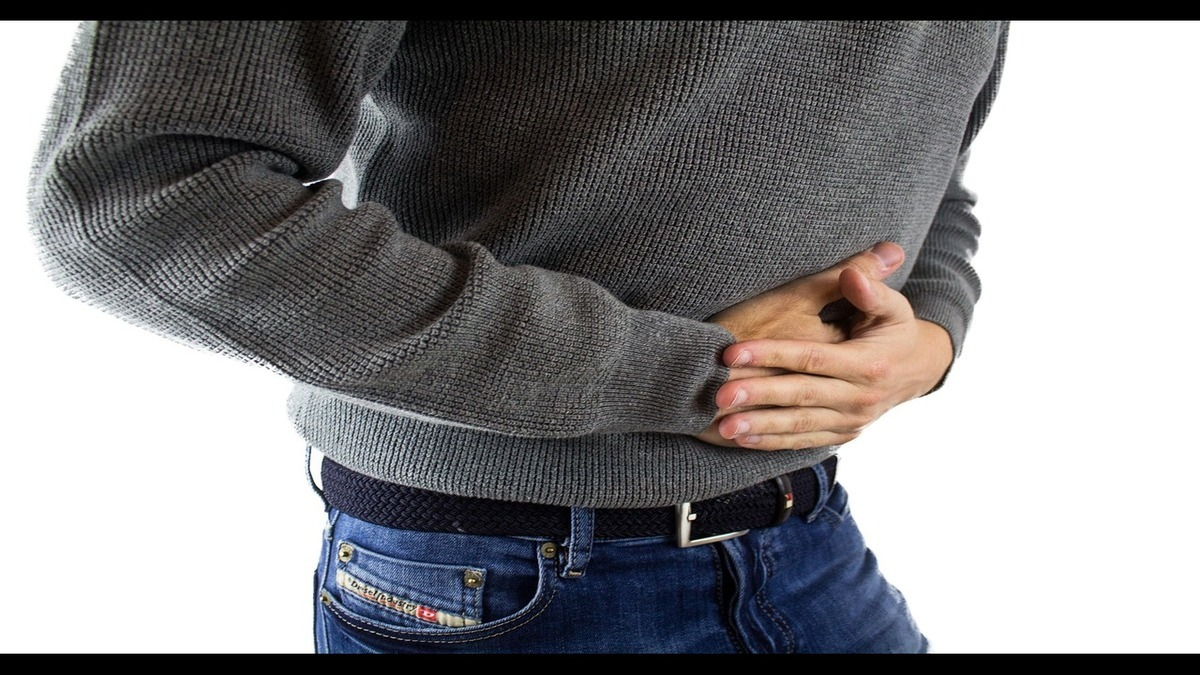 Illustration of home remedies for mild diarrhea: glass of water, simple food, and digestive care.