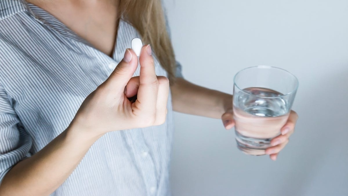 Illustration of a propranolol pill bottle with a brain and heart icon, representing its effects on anxiety and long‑term mental health.