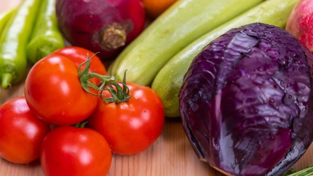 Plain unsweetened tomato juice in a glass with fresh tomatoes, highlighting its potential role in supporting healthy blood sugar levels and insulin sensitivity.