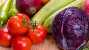 Plain unsweetened tomato juice in a glass with fresh tomatoes, highlighting its potential role in supporting healthy blood sugar levels and insulin sensitivity.