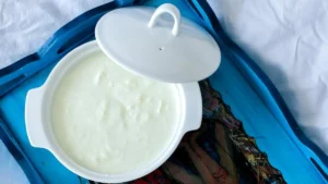 Hung yogurt in a bowl with fresh berries for diabetes-friendly nutrition