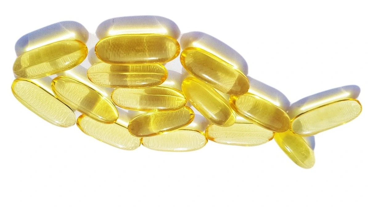Fish oil capsules and omega-3 supplements representing new research on EPA and brain recovery after repeated head injuries.