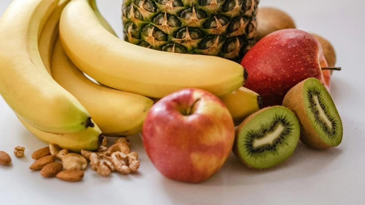 Healthy fruit and nut pairings for blood sugar control including apples, berries, almonds, walnuts, and seeds