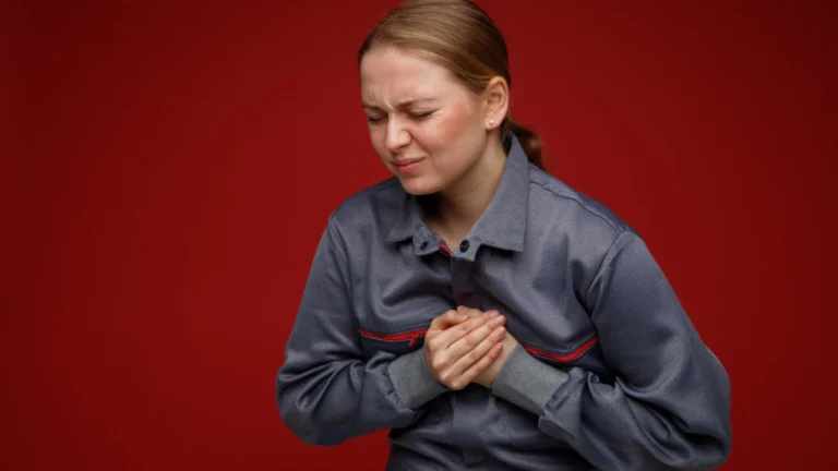 Illustration of a urine sample test labelled “ACR” beside a heart and kidney graphic, representing how urine albumin testing can help identify early cardiovascular and kidney disease risk.