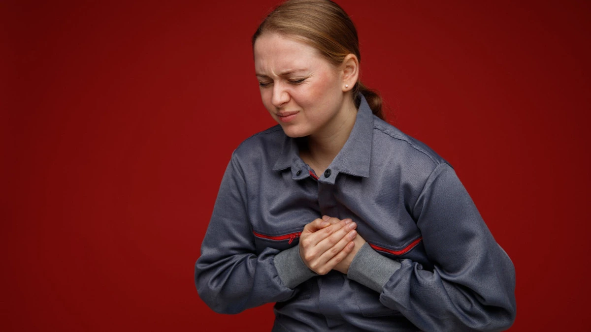 Illustration of a urine sample test labelled “ACR” beside a heart and kidney graphic, representing how urine albumin testing can help identify early cardiovascular and kidney disease risk.