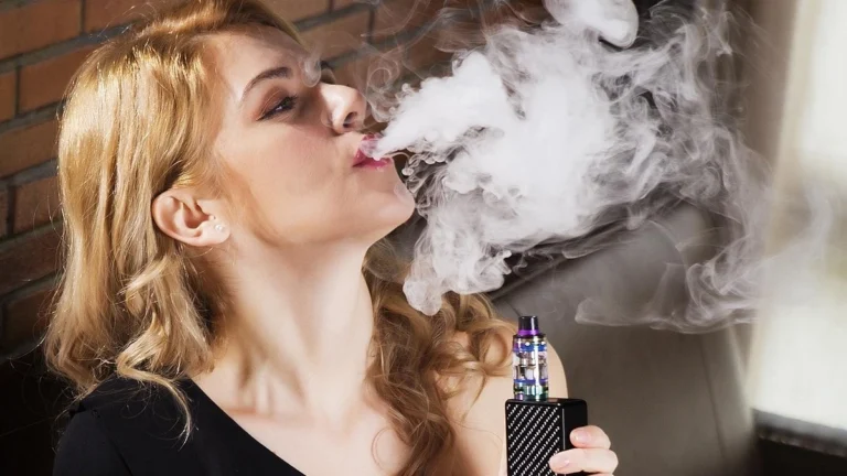 Illustration showing vaping damaging the heart and blood vessels, highlighting cardiovascular risk, high blood pressure, and artery damage.