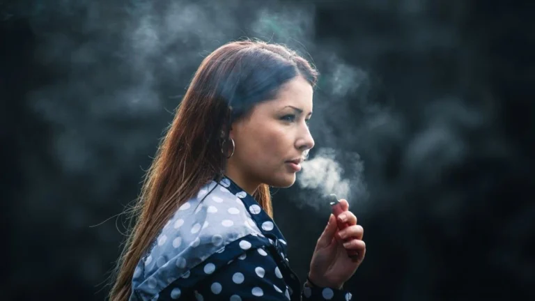 Illustration comparing healthy lungs with lungs affected by vaping-related inflammation and injury.