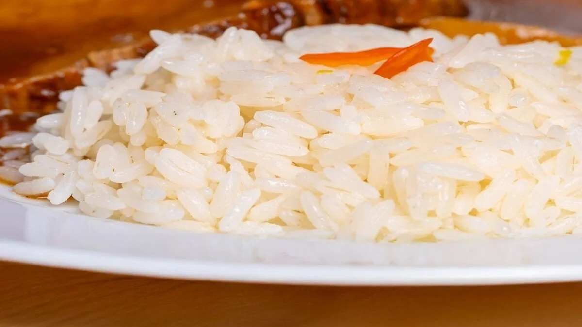 Bowl of cooled and reheated rice showing resistant starch formation and its effect on post-meal blood sugar response