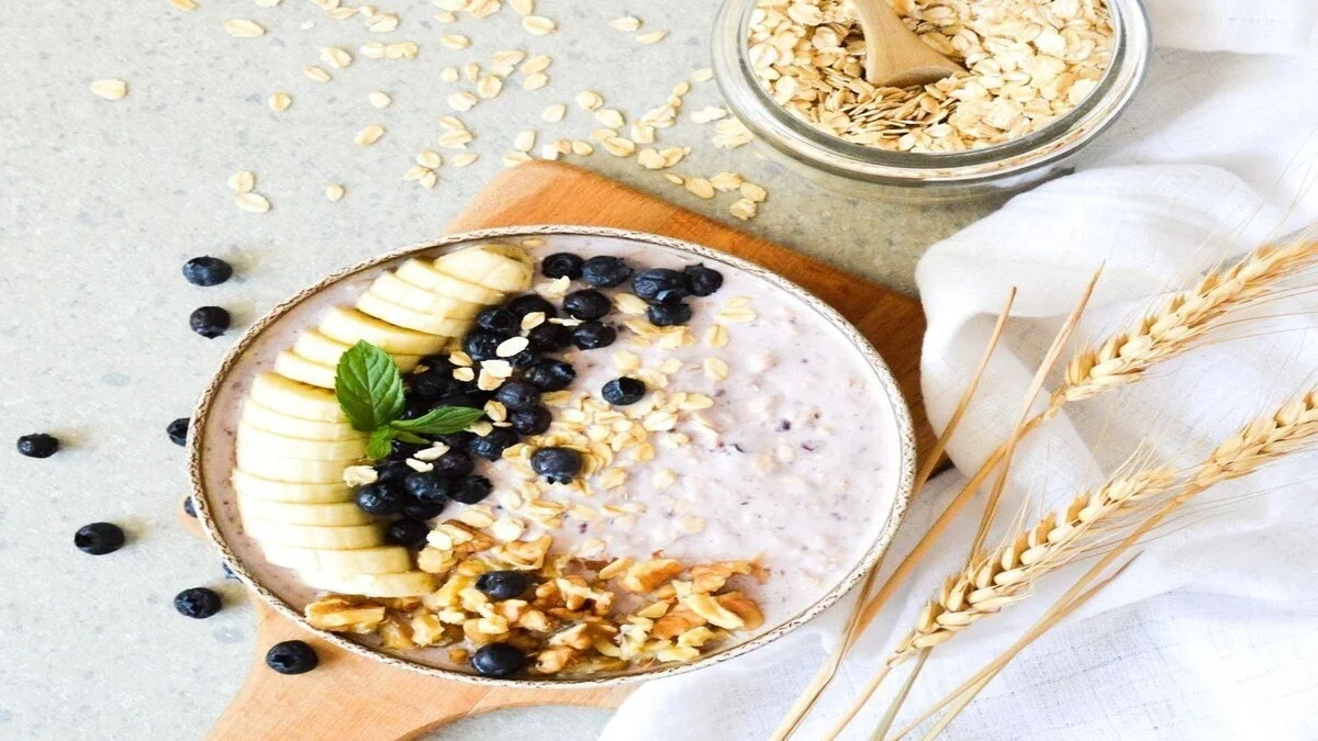 Bowls of lentils, oats, green bananas, and cooled rice representing resistant starch rich foods for gut and blood sugar health